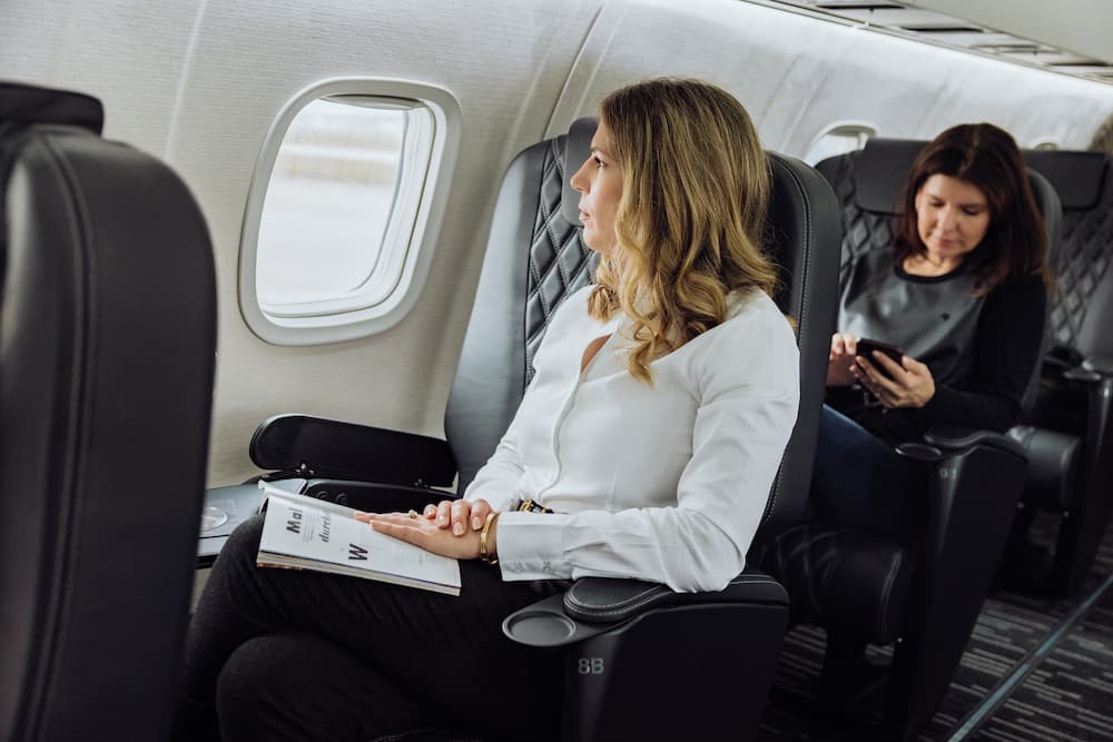 Privatjet-Kabineninnenraum im warmen Abendlicht